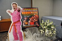 会場に飾られた三五十五のパネルと電撃ネットワークのポスター。