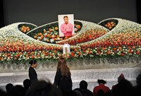 お別れの言葉を送った山田邦子。