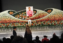 お別れの言葉を送った山田邦子。