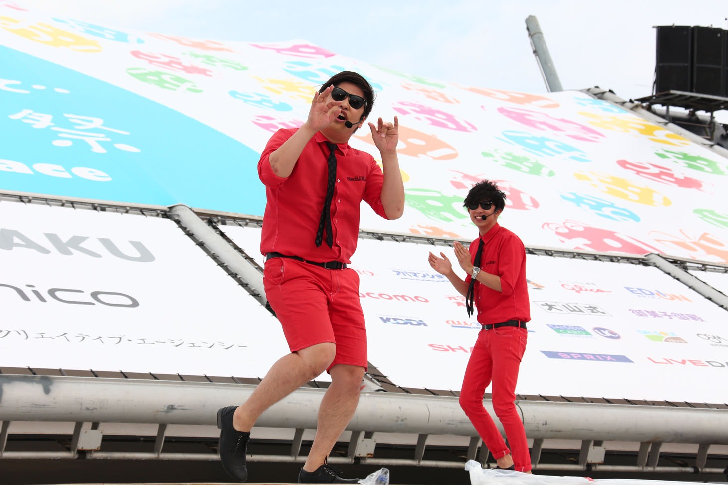 “逆ラッスン”を披露する8.6秒バズーカー。