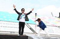 「ラッスンゴレライ」を披露するオリエンタルラジオ。