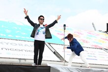 「ラッスンゴレライ」を披露するオリエンタルラジオ。