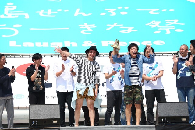 「ちゅらイイGIRLS UP！ステージ」に登場したバンビーノ（手前中央）。