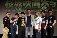 フォトセッションの様子。左から、バッファロー吾郎A、バッファロー吾郎・竹若、松江哲明、カンパニー松尾、ケンドーコバヤシ、シソンヌじろう、シソンヌ長谷川。