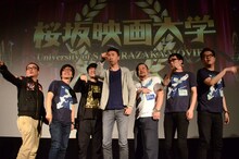 劇中でカンパニー松尾が見せた「＋1」の仕草をしてカメラにアピールする一同。