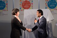 ワッキーとの対面に感動する島袋忍。