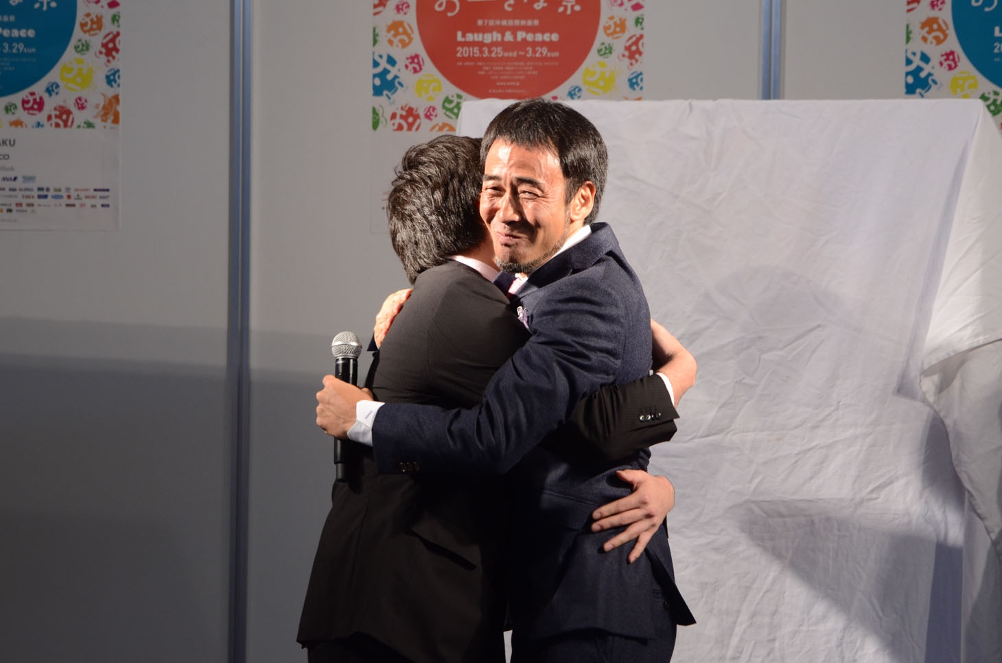 最優秀賞を受賞した島袋忍とハグするワッキー。