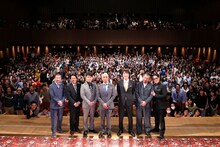 「人志松本のすべらない話プレミアムライブ supported by uP!!!」終演後の記念撮影の様子。左から、木村祐一、星田英利、雨上がり決死隊・宮迫、松本人志、千原ジュニア、ケンドーコバヤシ、宮川大輔。