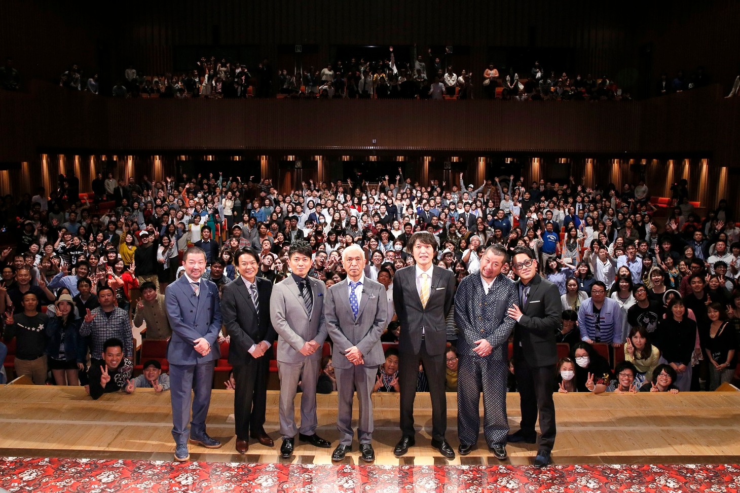 「人志松本のすべらない話プレミアムライブ supported by uP!!!」終演後の記念撮影の様子。左から、木村祐一、星田英利、雨上がり決死隊・宮迫、松本人志、千原ジュニア、ケンドーコバヤシ、宮川大輔。