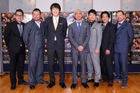 囲み取材に出席した（左から）宮川、ケンコバ、ジュニア、松本、宮迫、星田、木村。