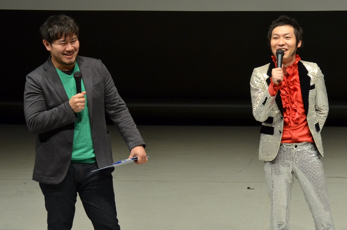 「ブギウギ専務 DVD vol.5購入者イベント 『奥の細道』DVDシリーズ完結 大感謝祭」に登場した上杉周大（右）と、STVの岸ディレクター（左）。