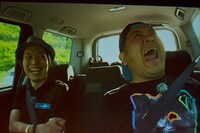 会場に上映された未公開映像で、「カット」の声がかかったあとにテンションを上げるダイノジ大地（右）と、上杉周大（左）。