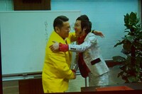 レギュラー復活版「ブギウギ専務」初回オープニングで抱擁を交わす上杉周大（右）とダイノジ大地（左）。