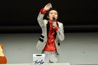 プレゼント抽選会に臨む上杉周大。