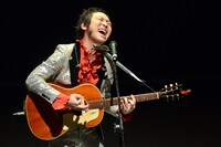 「ブギウギ奥の細道」テーマソング「旅立ちのとき」を熱唱する上杉周大。