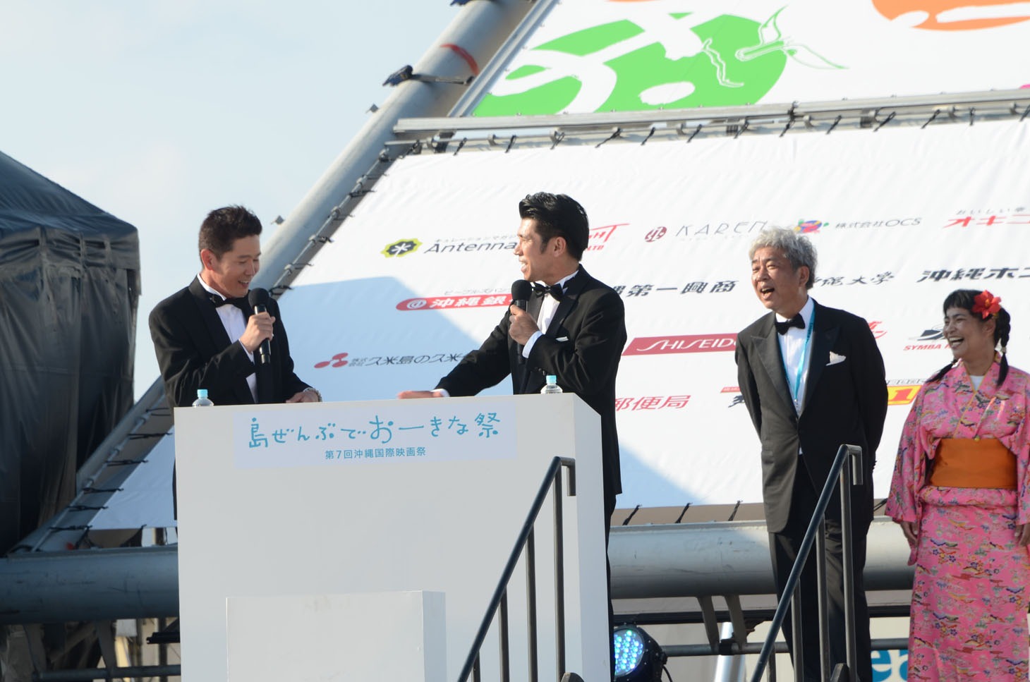 流れに乗ってガレッジセール・ゴリの尻の穴に指を入れようとした相方・川田。