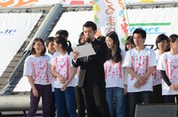 ボランティアスタッフを紹介するガレッジセール・ゴリ。