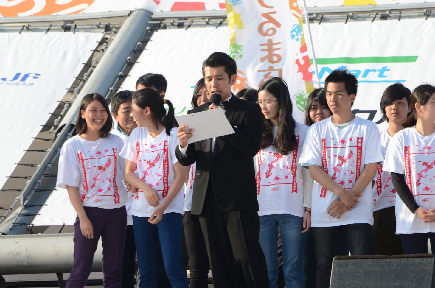 ボランティアスタッフを紹介するガレッジセール・ゴリ。