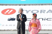 あいさつする大崎洋社長。