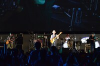 かりゆし58によるライブの様子。