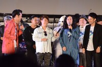 「フーウー！」と自分なりの盛り上がり方をしてみせるピース又吉（右から2人目）。