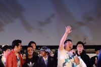 「シーサー！」とブラックマヨネーズ小杉（右）。