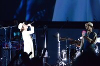 オールエンディングには島ぜんぶでおーきなバンドの仲間として島袋寛子（左）も登場した。