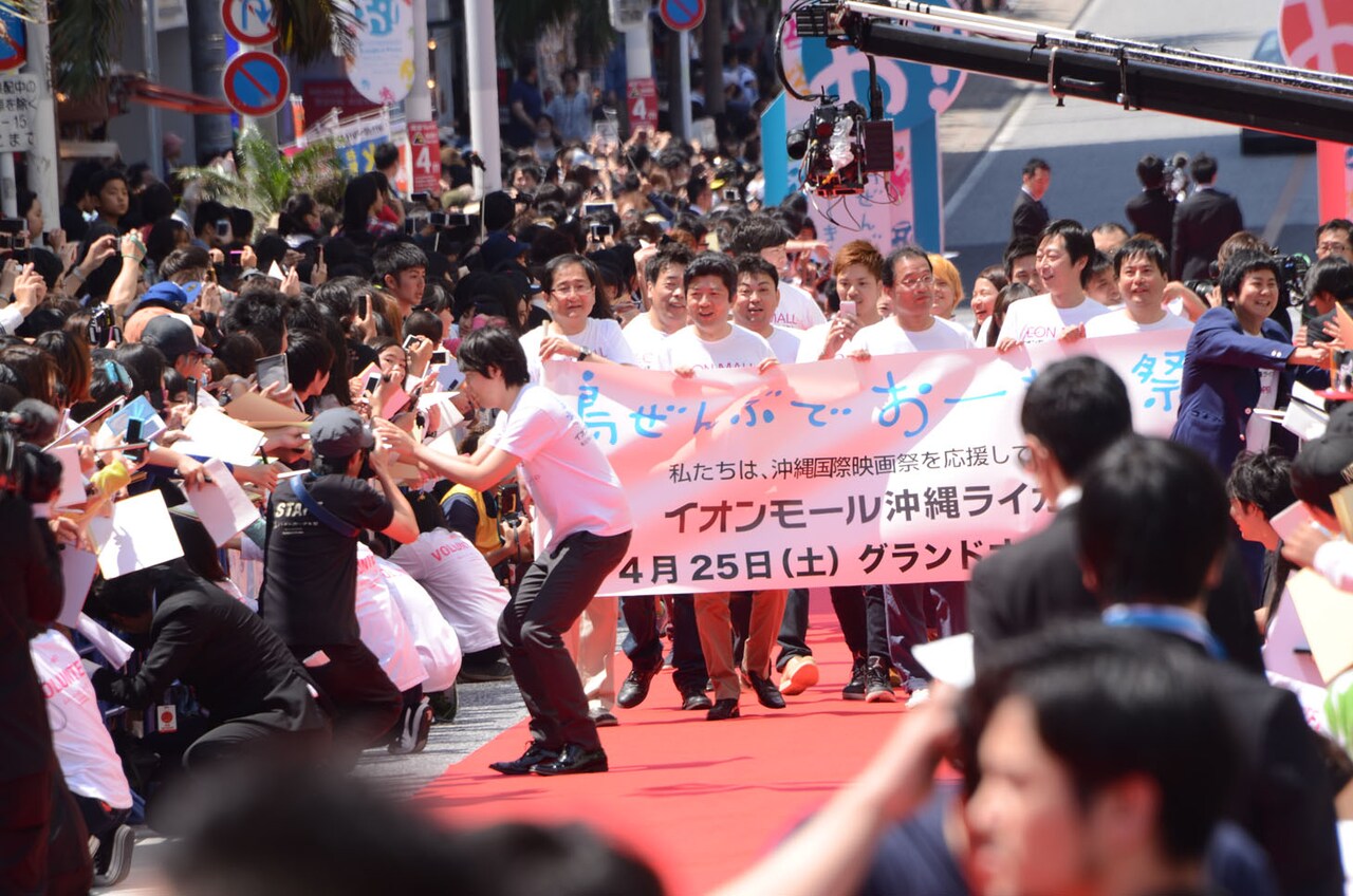 ウーマン、パンサー、宮川ゾンビ、社長ら集合！晴天の那覇レッドカーペット