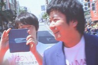 てんぶす那覇のスクリーンに映しだされたウーマンラッシュアワー。