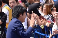 ファンの声援に応えるウーマンラッシュアワー中川パラダイス。