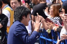 ファンの声援に応えるウーマンラッシュアワー中川パラダイス。