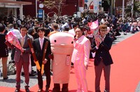 江崎グリコ「ジャイアントカプリコ」のCMに出演しているロバートと広報部スタッフ。