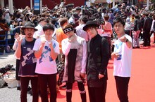 フォトセッションに応じるパンサー、VimclipのREOとKAZUKI。