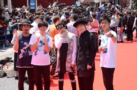 フォトセッションに応じるパンサー、VimclipのREOとKAZUKI。