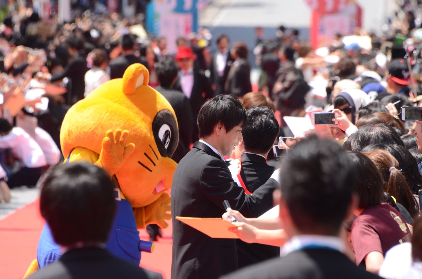 ファンの声援に応える次長課長。