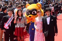 「ノリで行こう!!」（中京テレビほか）に出演する次長課長・河本、椿鬼奴、京楽産業マスコットキャラのたぬ吉くん、田中涼子、次長課長・井上（左から）