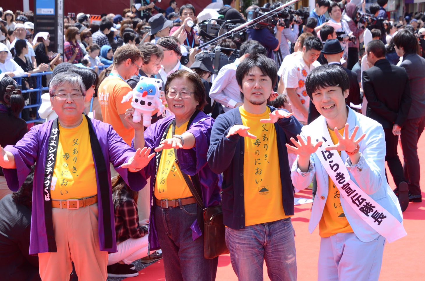 「父ありき、母のにおい」に出演している佐久間一行（右端）。