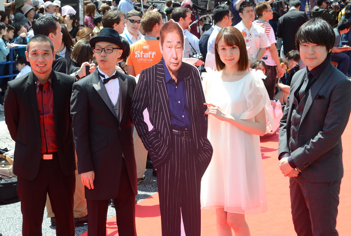 「任侠野郎」に出演している千鳥・大悟、監督の徳永清孝、蛭子能収のパネル、トリンドル玲奈、ウーマンラッシュアワー村本。