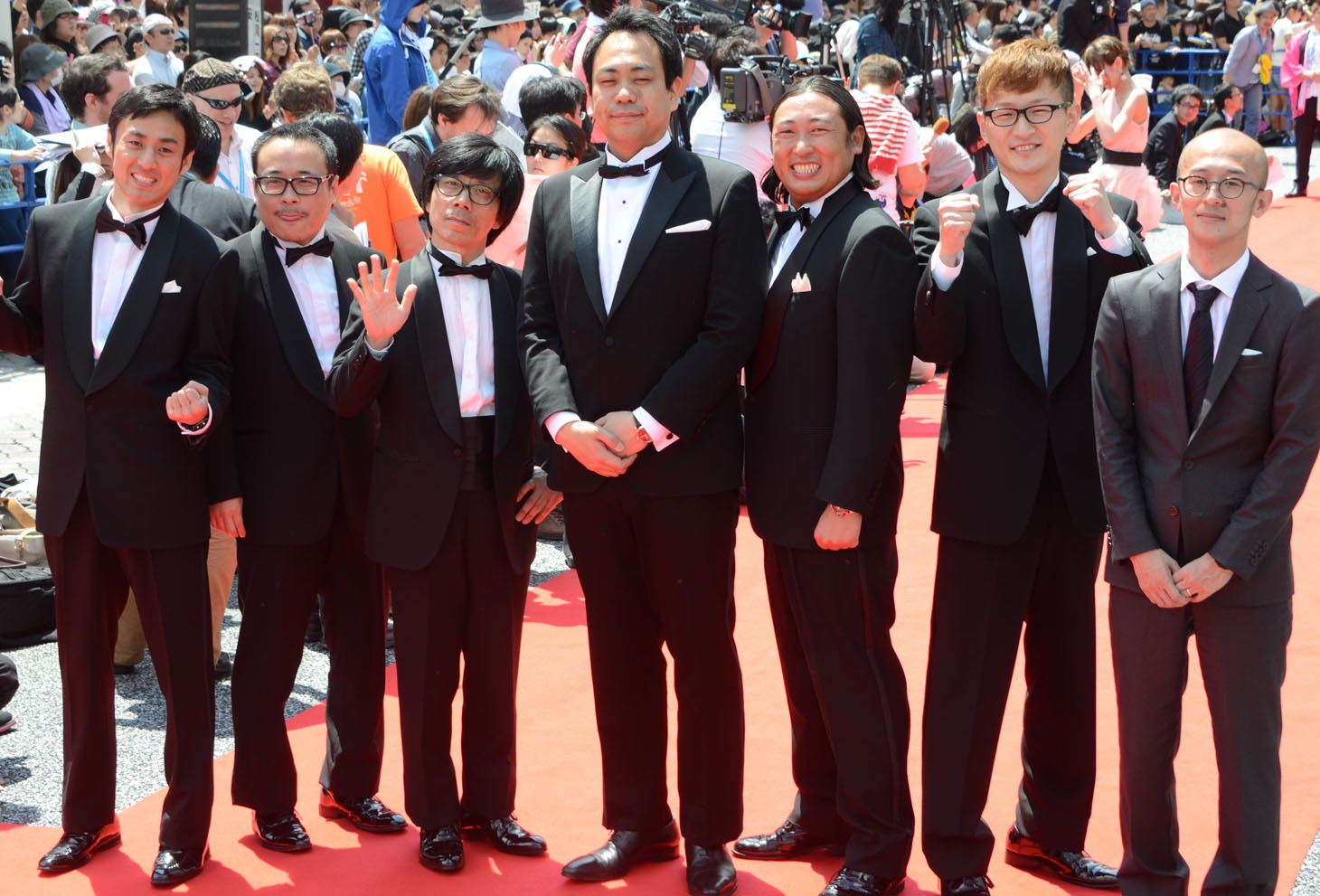 「田沼旅館の奇跡」からロバート山本、バッファロー吾郎、監督の井手比左士、ロバート秋山、ロバート馬場、プロデューサーの早坂晃（左から）。