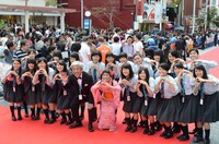 吉本興業代表取締役社長の大崎洋、沖縄芸人の宮川たま子ら。