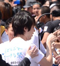 握手をする女の子を選ぶ素振りで楽しませるウーマンラッシュアワー村本。