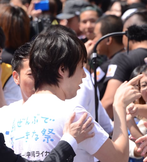 握手をする女の子を選ぶ素振りで楽しませるウーマンラッシュアワー村本。