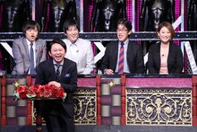 反省見届け人のバカリズム、博多大吉、岸博幸、友近。（後列左から）(c)日本テレビ