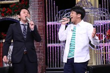 ネプチューン堀内（右）のリクエストで「白い雲のように」を歌う有吉（左）。(c)日本テレビ
