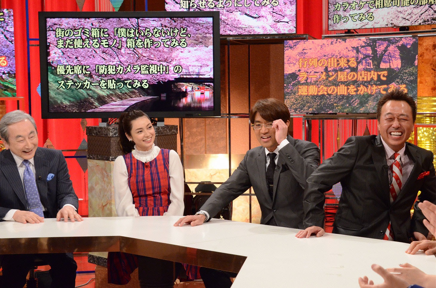 「さまぁ～ずのちょっとだけ変えてみよう！」のワンシーン。(c)日本テレビ