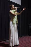 主題歌「furiko」を歌唱するあさ実。