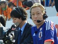 「2015フジパンCUP 関西小学生サッカー～DREAM GAME～」放送席のじゅんいちダビッドソン（右）。(c)ABC