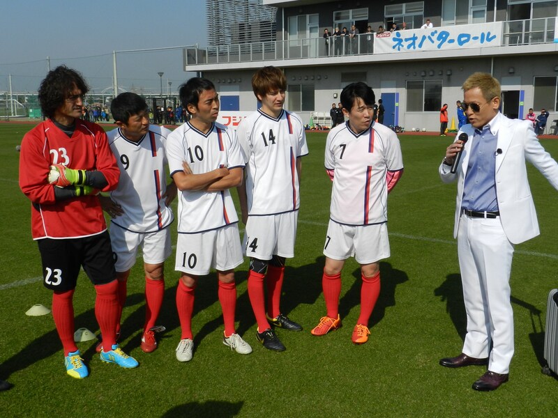「2015フジパンCUP 関西小学生サッカー～DREAM GAME～」芸能人チームの本並健治、武田修宏、ペナルティ・ワッキー、JOY、ペナルティ・ヒデ、じゅんいちダビッドソン（左から）。(c)ABC