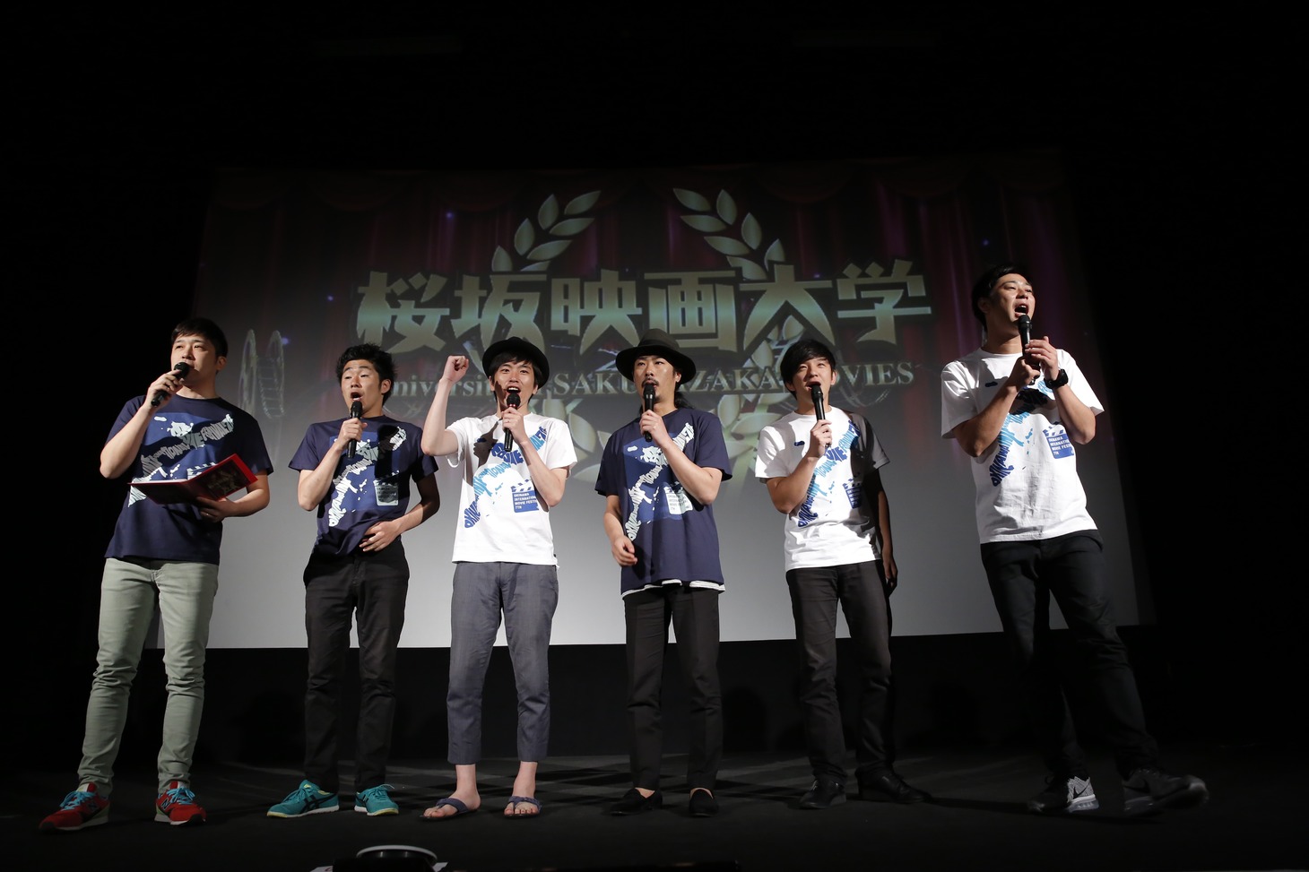 「マダガスカル3」の生オーディオコメンタリーを行ったあべこうじ、しずる池田、しずる村上、パンサー菅、パンサー向井、パンサー尾形。（左から）