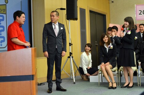 新入社員からの質問に答えるタカアンドトシ（左）。